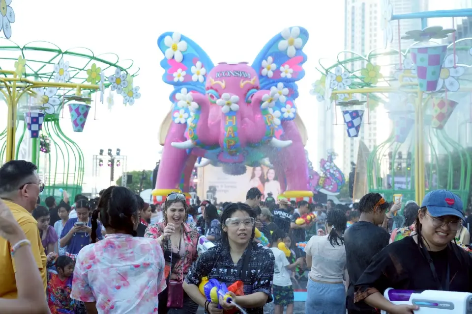 เปิดภาพ ‘สงกรานต์’ ไอคอนสยาม บรรยากาศคึกคัก เล่นน้ำฟรี-15 เม.ย.นี้
