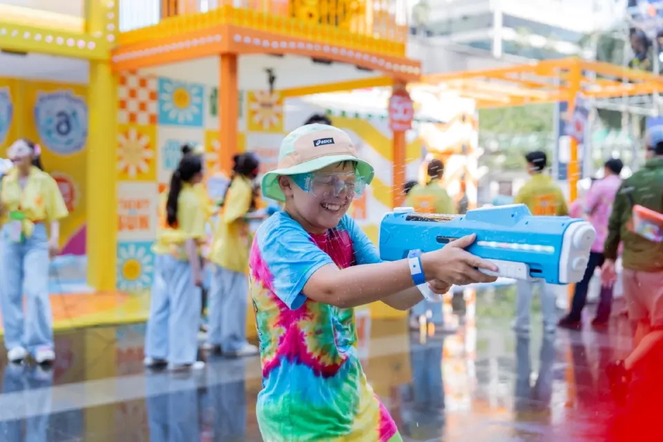 ‘สงกรานต์’ เซ็นทรัลเวิลด์ คนไทย-ต่างชาติ เล่นน้ำคึกคักตั้งแต่วันแรก