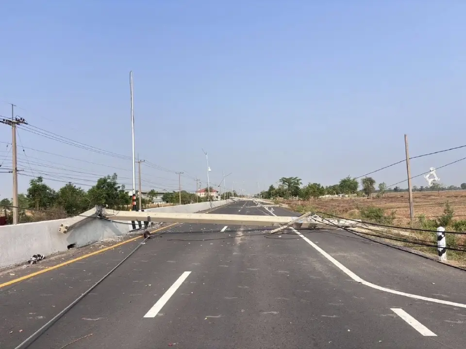 PEA เร่งกู้ไฟศีขรภูมิหลังโดนพายุฤดูร้อนถล่ม จ่ายไฟคืนแล้ว 90% คาดครบวันนี้