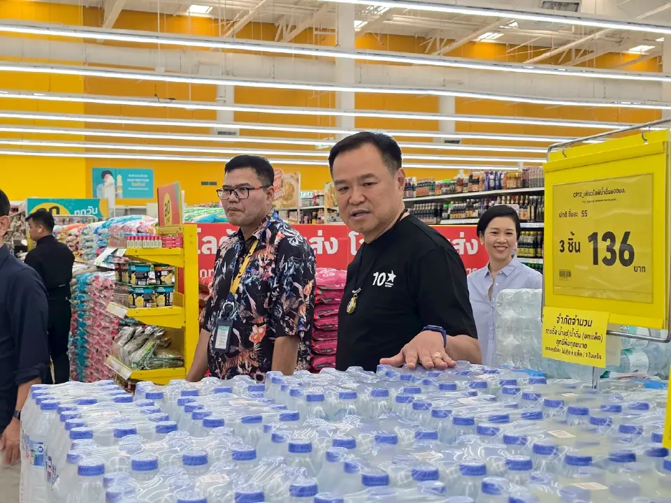 นายอนุทิน ชาญวีรกูล นายกฯและรมว.มหาดไทย ลงพื้นที่ติดตามการจำหน่ายสินค้า ในโครงการ “ไทยช่วยไทย” ที่ห้างโลตัส บางกะปิ กทม. 