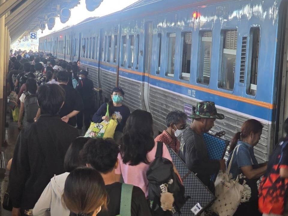 สงกรานต์ 69 รถไฟฟ้าแห่เล่นน้ำคึก สายสีทองพุ่ง 51% ยอดรวม 3 วันทะลุ 3.6 ล้านคน