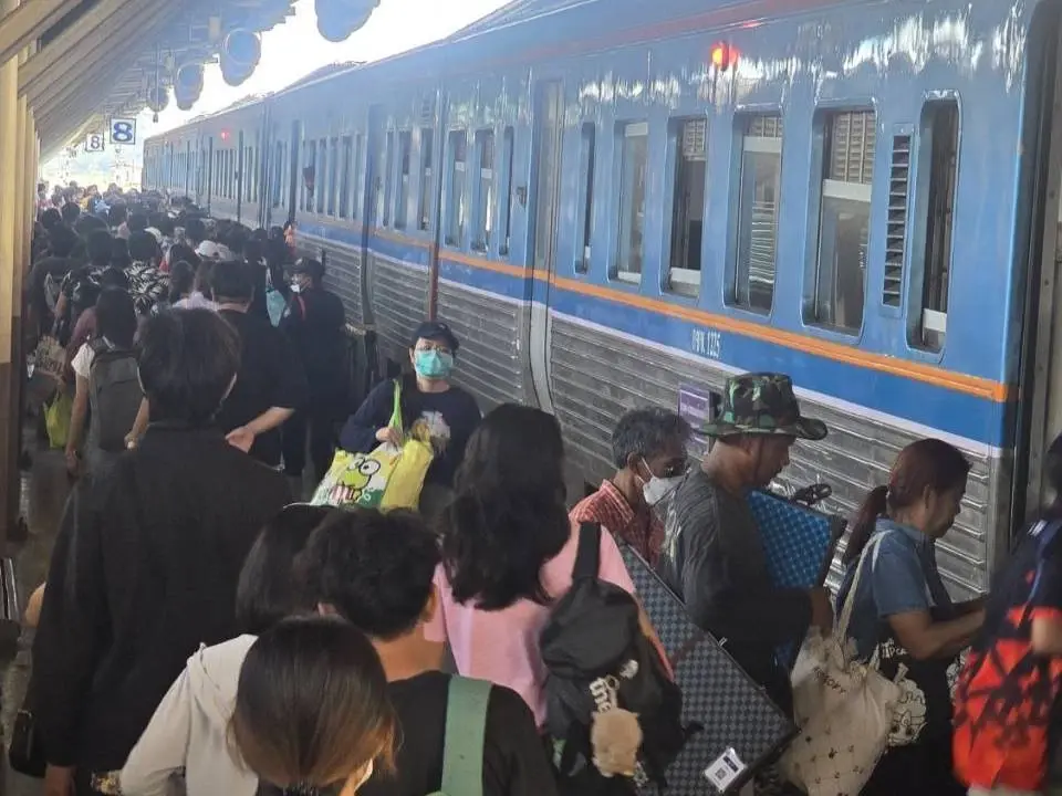 สงกรานต์ 69 รถไฟฟ้าแห่เล่นน้ำคึก สายสีทองพุ่ง 51% ยอดรวม 3 วันทะลุ 3.6 ล้านคน