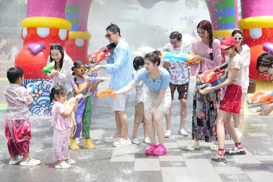 เปิดภาพ ‘สงกรานต์’ ไอคอนสยาม บรรยากาศคึกคัก เล่นน้ำฟรี-15 เม.ย.นี้