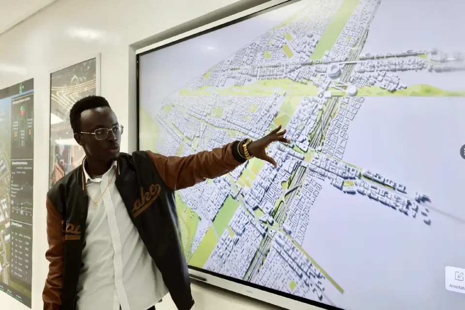 เจ้าหน้าที่อธิบายถึงรายละเอียดโครงการ