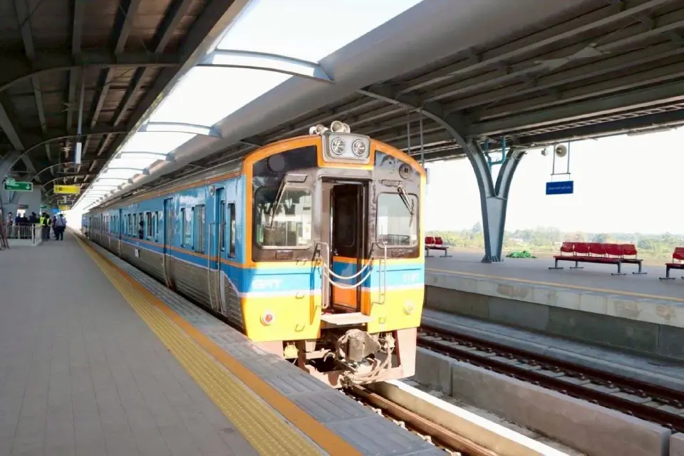 ขบวนรถไฟใช้เส้นทางเดินรถรถไฟสายสีแดง