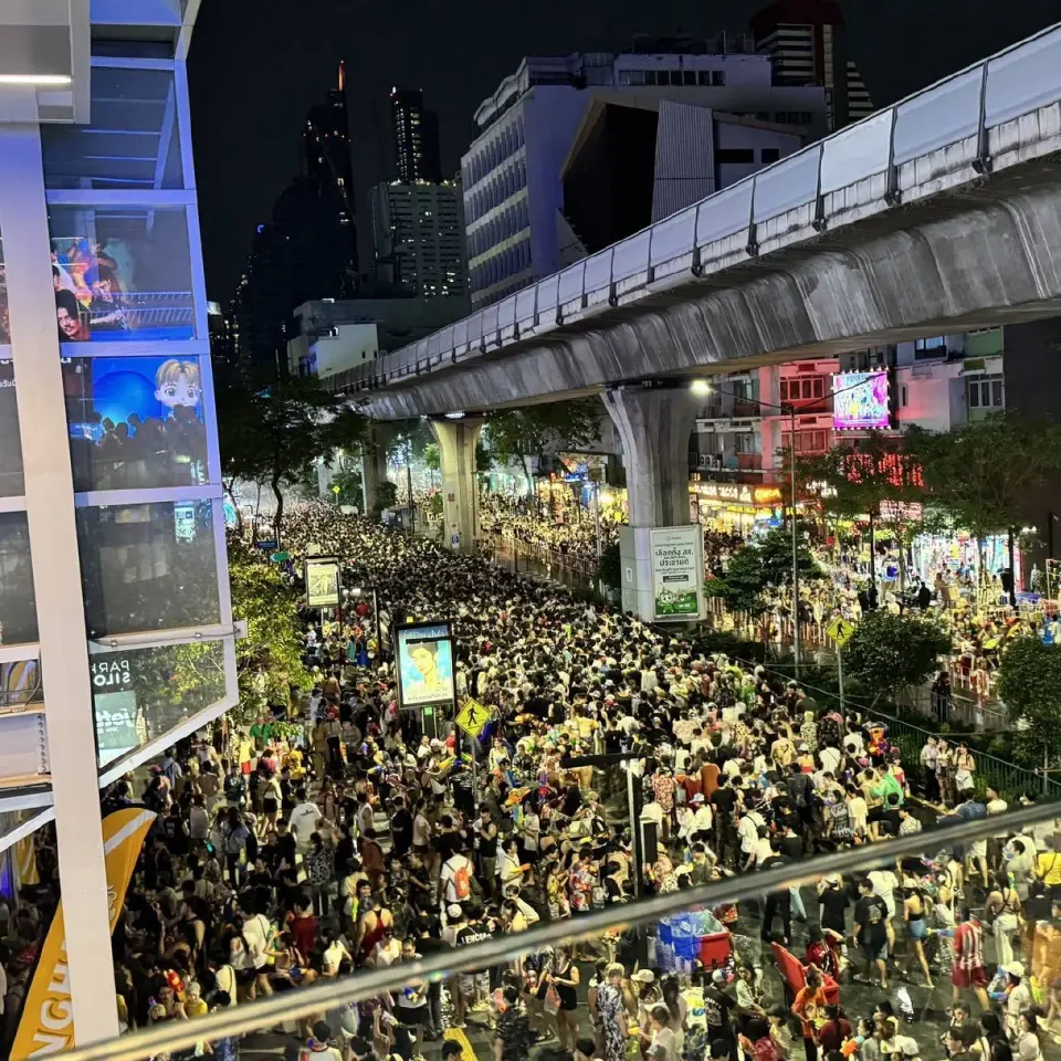 สงกรานต์ 69 รถไฟฟ้าแห่เล่นน้ำคึก สายสีทองพุ่ง 51% ยอดรวม 3 วันทะลุ 3.6 ล้านคน