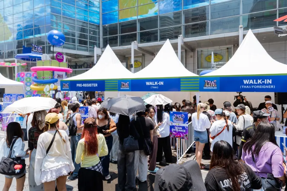 ‘สงกรานต์’ เซ็นทรัลเวิลด์ คนไทย-ต่างชาติ เล่นน้ำคึกคักตั้งแต่วันแรก