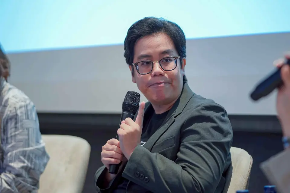 น.ส.พลอย เจริญสม 