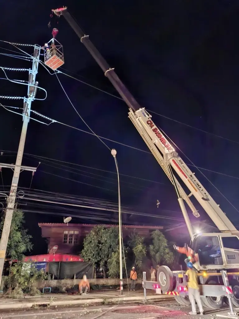 PEA เร่งกู้ไฟศีขรภูมิหลังโดนพายุฤดูร้อนถล่ม จ่ายไฟคืนแล้ว 90% คาดครบวันนี้