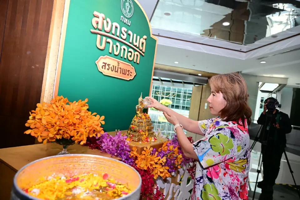 ร่วมสรงน้ำพระพุทธสิหิงค์ ทำบุญตักบาตร รับน้ำมนต์ศักดิ์สิทธิ์จากพิธีสวดพระปริตรรามัญ