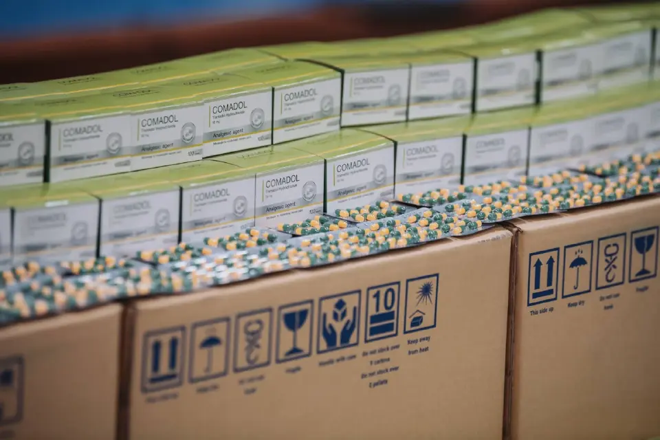 ทลายเครือข่ายส่งออกทิพย์ กักตุนยาอันตราย ‘ยาเขียวเหลือง’ เวียนขายผสมสูตร 4x100