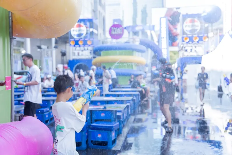 ‘สงกรานต์’ เซ็นทรัลเวิลด์ คนไทย-ต่างชาติ เล่นน้ำคึกคักตั้งแต่วันแรก