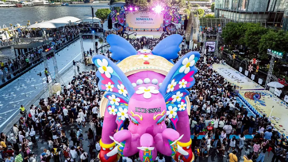 เปิดภาพ ‘สงกรานต์’ ไอคอนสยาม บรรยากาศคึกคัก เล่นน้ำฟรี-15 เม.ย.นี้