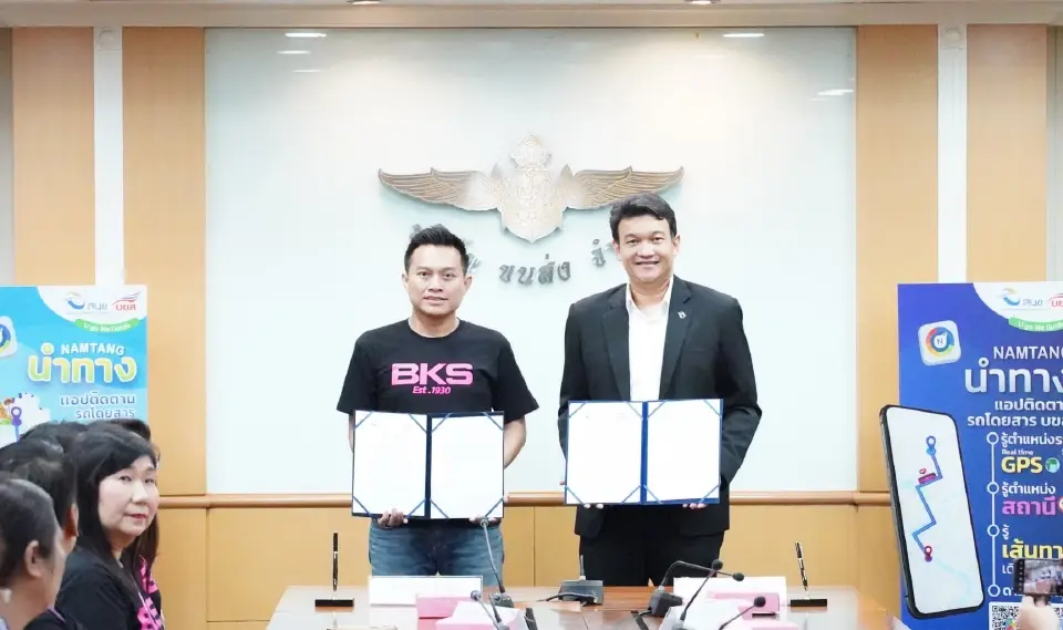 นายจิรโรจน์ ศุกลรัตน์ ผู้อำนวยการสำนักงานนโยบายและแผนการขนส่งและจราจร  ลงนามบันทึกข้อตกลงเพื่อประสานความร่วมมือในการแลกเปลี่ยนข้อมูลผ่านแอปพลิเคชันนำทาง ร่วมกับนายอรรถวิท รักจำรูญ กรรมการผู้จัดการใหญ่ บริษัท ขนส่ง จำกัด   