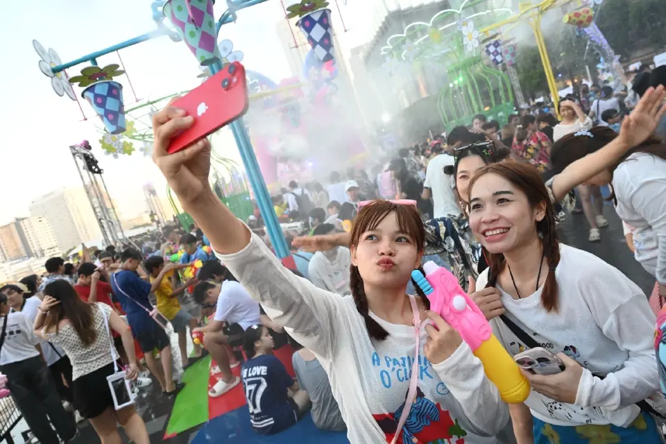 เปิดภาพ ‘สงกรานต์’ ไอคอนสยาม บรรยากาศคึกคัก เล่นน้ำฟรี-15 เม.ย.นี้