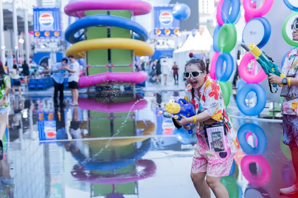 ‘สงกรานต์’ เซ็นทรัลเวิลด์ คนไทย-ต่างชาติ เล่นน้ำคึกคักตั้งแต่วันแรก