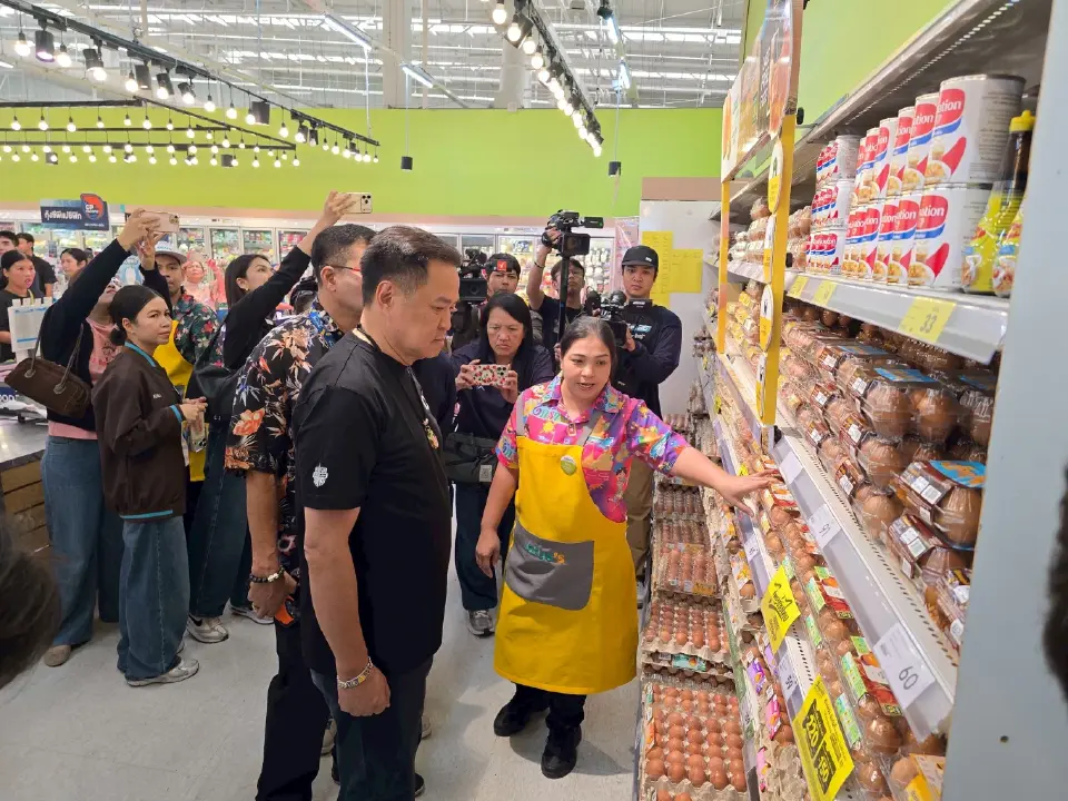 นายอนุทิน ชาญวีรกูล นายกฯและรมว.มหาดไทย ลงพื้นที่ติดตามการจำหน่ายสินค้า ในโครงการ “ไทยช่วยไทย” ที่ห้างโลตัส บางกะปิ กทม. 