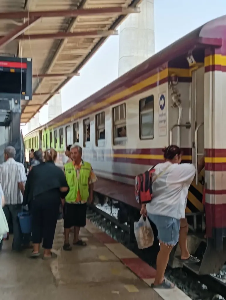 ประชาชนทยอยกลับเข้ากรุง หลังสงกรานต์ รฟท. มั่นใจไร้คนตกค้าง