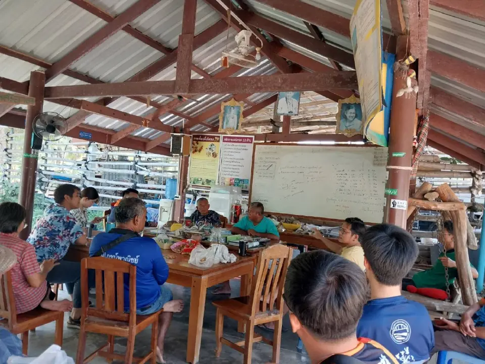 เกษตรกร ชูป้ายร้องทุกข์ ต้นทุนทะยาน-ราคาทรุด มะพร้าว 7 บาท เหลือกำไร 4 บาท