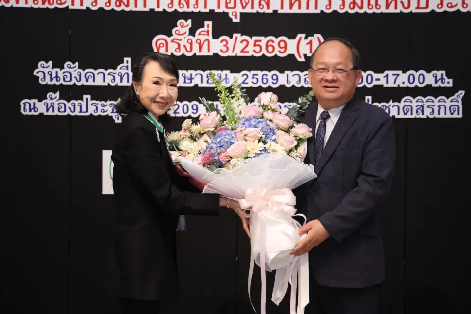 เกรียงไกร  เธียรนุกุล อดีตประธาน ส.อ.ท.ร่วมแสดงความยินดีกับประธานฯคนใหม่