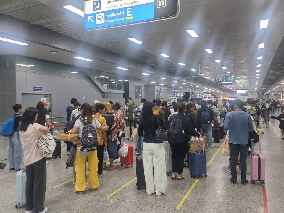 สงกรานต์ 69 รถไฟฟ้าแห่เล่นน้ำคึก สายสีทองพุ่ง 51% ยอดรวม 3 วันทะลุ 3.6 ล้านคน