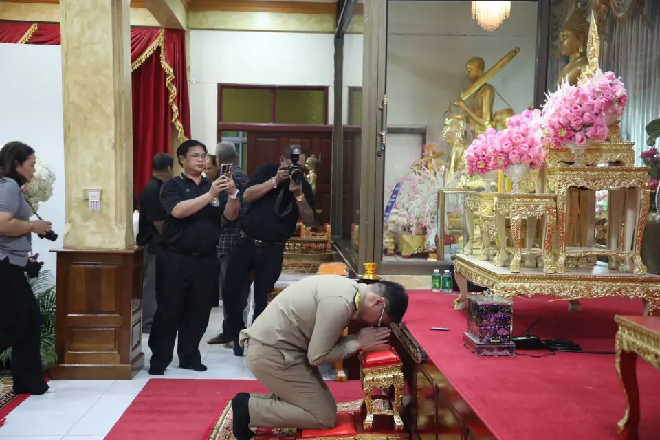 รมช.ศธ.ร่วมอาลัยครูเหยื่อกราดยิงอยุธยา มอบทุนลูกจนจบ ม.6