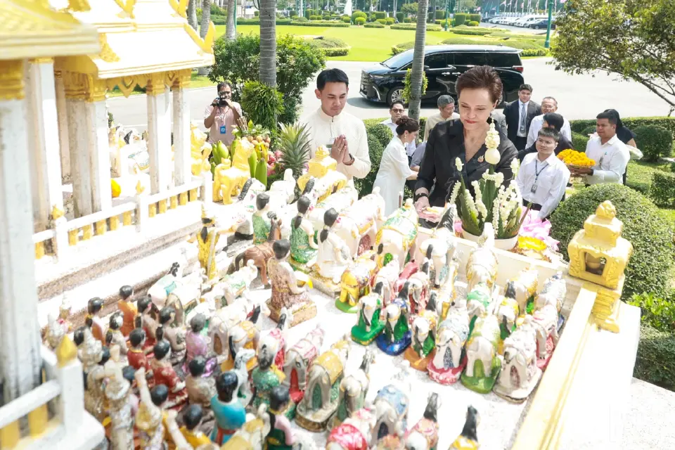 ‘ศุภจี สุธรรมพันธุ์’ ถือฤกษ์ดี 10.30 น. สักการะสิ่งศักดิ์สิทธิ์ในทำเนียบ