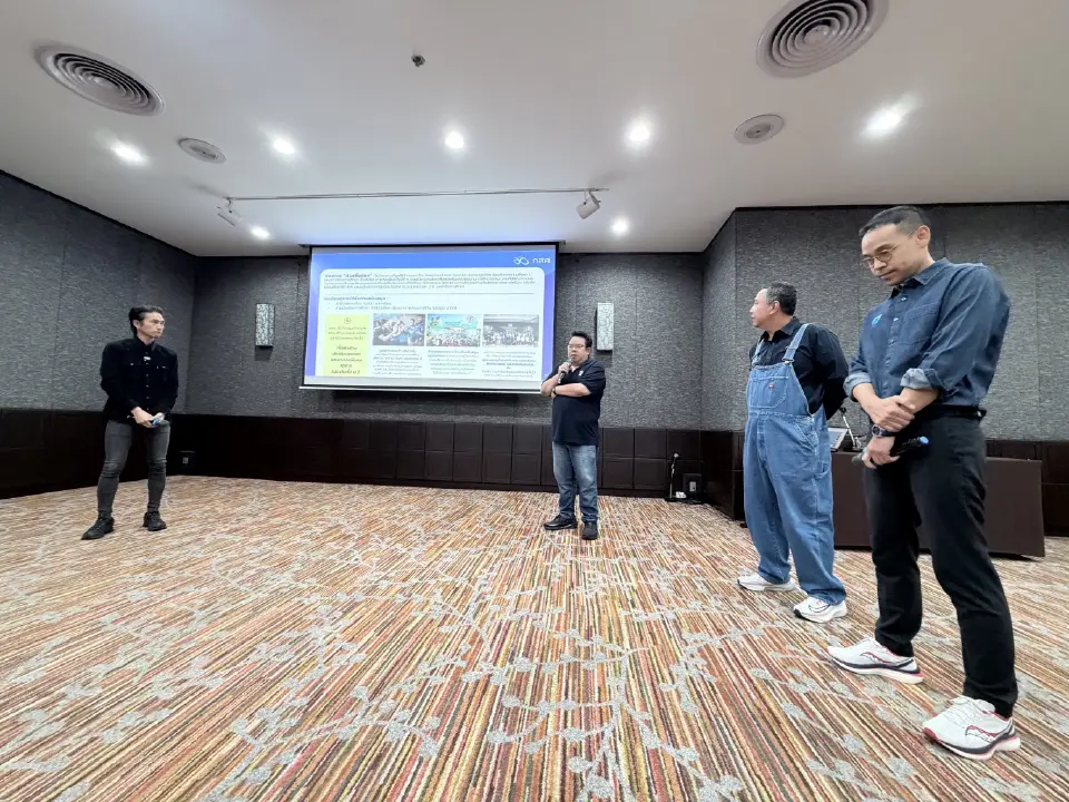 ตูน บอดี้สแลมกับทีมงานมูลนิธิก้าวคนละก้าว