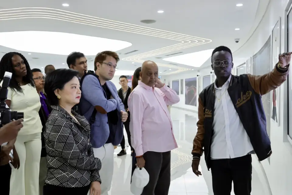 เจ้าหน้าที่อธิบายความคืบหน้าโครงการ Konza Technopolis 