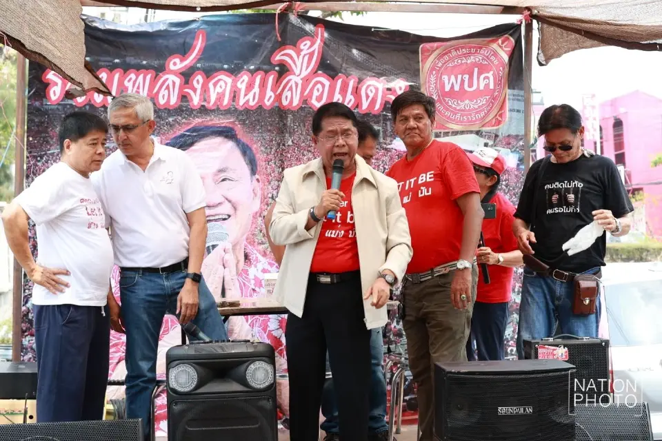 ปักหลักค้างคืนรอ “ทักษิณ” พ้นโทษ เสื้อแดงคึกคัก นับถอยหลัง 11 พ.ค.