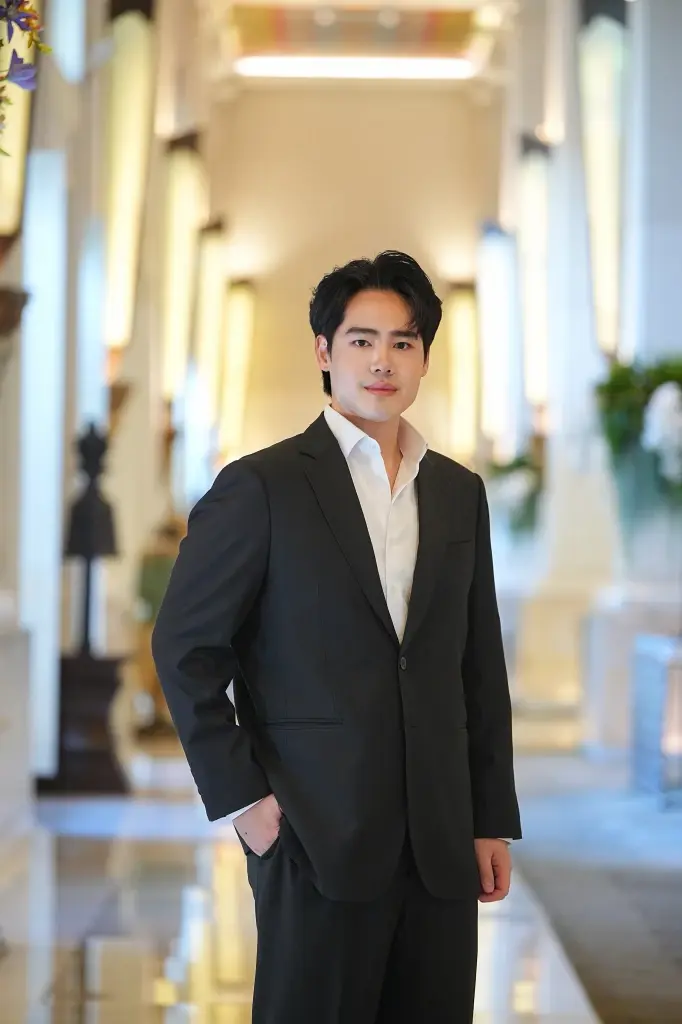  นายก้องภพ เอื้อศิริทรัพย์ 