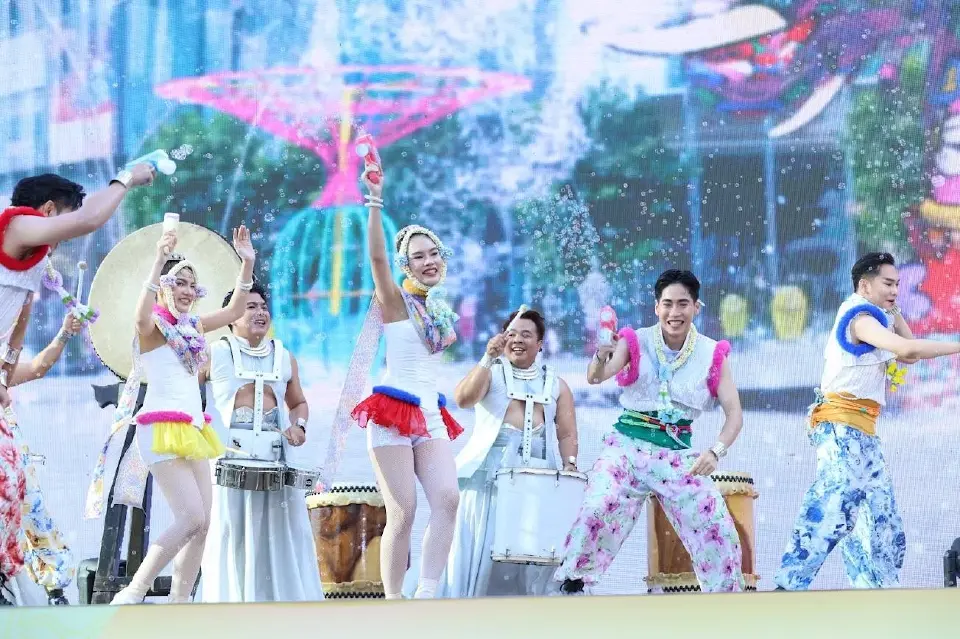 เริ่มแล้ว "สงกรานต์ไอคอนสยาม" สาดสนุก 5 วันรวด ขนทัพ 76 ศิลปิน-นางสงกรานต์ซุปตาร์ ฉลองปีใหม่ไทยสุดยิ่งใหญ่