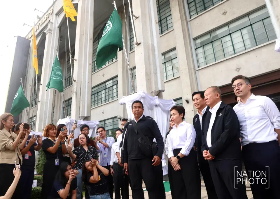 นาทีประวัติศาสตร์ 'ชัชชาติ' ลาออกผู้ว่าฯกทมฯ โบกมือลาเสาชิงช้า