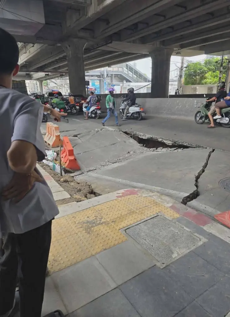 ถนนทรุดตัว หน้ารพ.วิชัยเวช จรัญสนิทวงศ์ การจราจรเป็นอัมพาต แนะเลี่ยงเส้นทาง