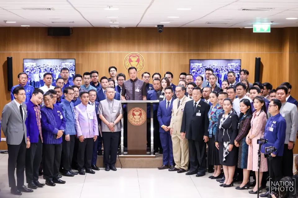 นายอนุทิน ชาญวีรกูล นำสส.พรรคภูมิใจไทย ถ่ายรูปหมู่หลังการยื่นร่างแก้ไขรัฐธรรมนูญ