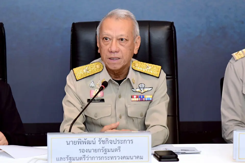นายพิพัฒน์ รัชกิจประการ รองนายกรัฐมนตรีและรัฐมนตรีว่าการกระทรวงคมนาคม แถลงข่าวอุบัติเหตุรถไฟชนรถบัสบริเวณจุดตัดทางแยกอโศก-ดินแดง