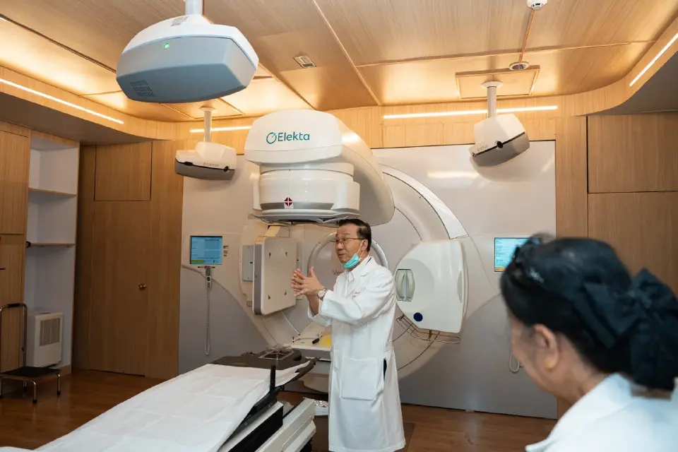 เทคโนโลยีทางการแพทย์ เช่น Bone Marrow Transplant Unit, ห้องปฏิบัติการจีโนมิกส์ และศูนย์รังสีรักษา