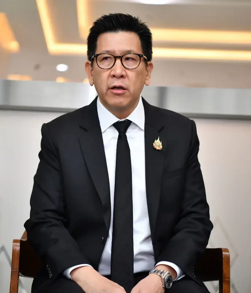 นายเอกนิติ นิติทัณฑ์ประภาศ รองนายกรัฐมนตรีและรัฐมนตรีว่าการกระทรวงการคลัง