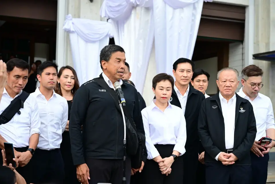 นาทีประวัติศาสตร์ 'ชัชชาติ' ลาออกผู้ว่าฯกทมฯ โบกมือลาเสาชิงช้า
