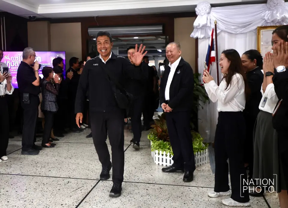 นาทีประวัติศาสตร์ 'ชัชชาติ' ลาออกผู้ว่าฯกทมฯ โบกมือลาเสาชิงช้า