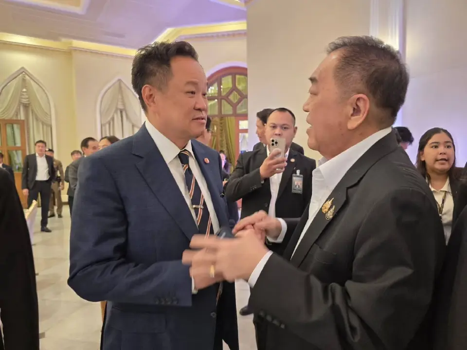 อนุทิน  ชาญวีรกูล นายกรัฐมนตรี ทักทายกับ ดร.พจน์  อร่ามวัฒนานนท์ ประธานกรรมการหอการค้าไทยและสภาหอการค้าแห่งประเทศไทย ณ ทำเนียบรัฐบาล