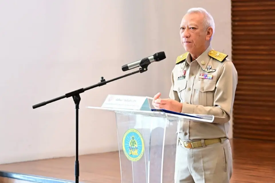 นายพิพัฒน์ รัชกิจประการ รองนายกฯและรัฐมนตรีว่าการกระทรวงคมนาคม มอบนโยบายแก่กรมทางหลวงชนบท