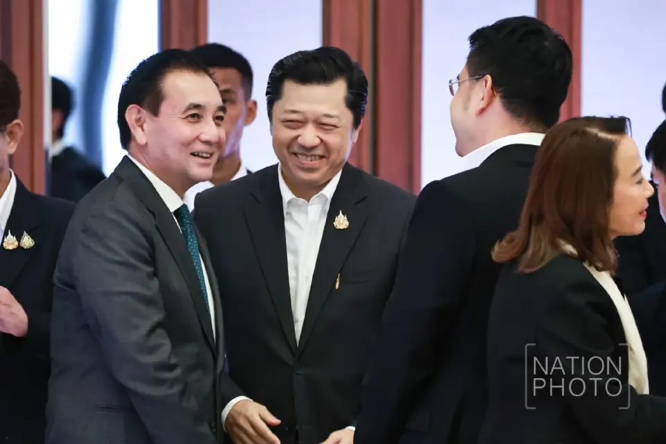 คุณสารัชถ์ รัตนาวะดี ซีอีโอ GULF ยืนคุยกับคุณศุภชัย เจียรวนนท์