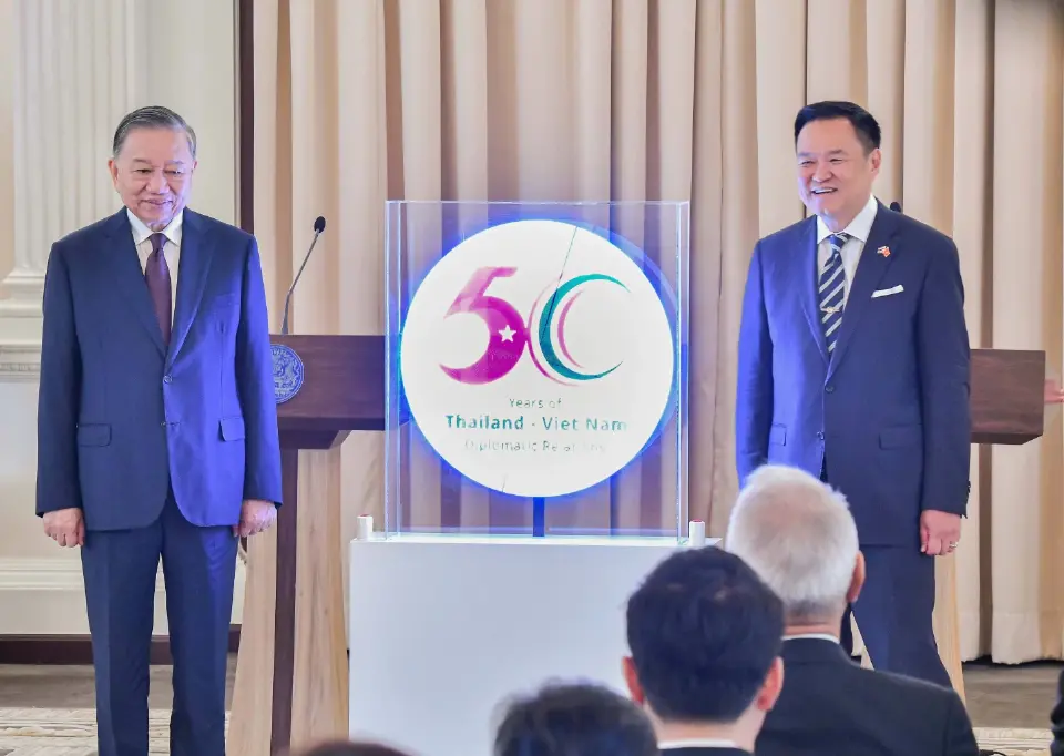 นายกรัฐมนตรีและเลขาธิการใหญ่พรรคคอมมิวนิสต์เวียดนามและประธานาธิบดีแห่งสาธารณรัฐสังคมนิยมเวียดนาม เป็นประธานในพิธีเปิดตัวตราสัญลักษณ์ครบรอบ 50 ปี ความสัมพันธ์ไทย - เวียดนาม ณ ตึกสันติไมตรี ทำเนียบรัฐบาล 