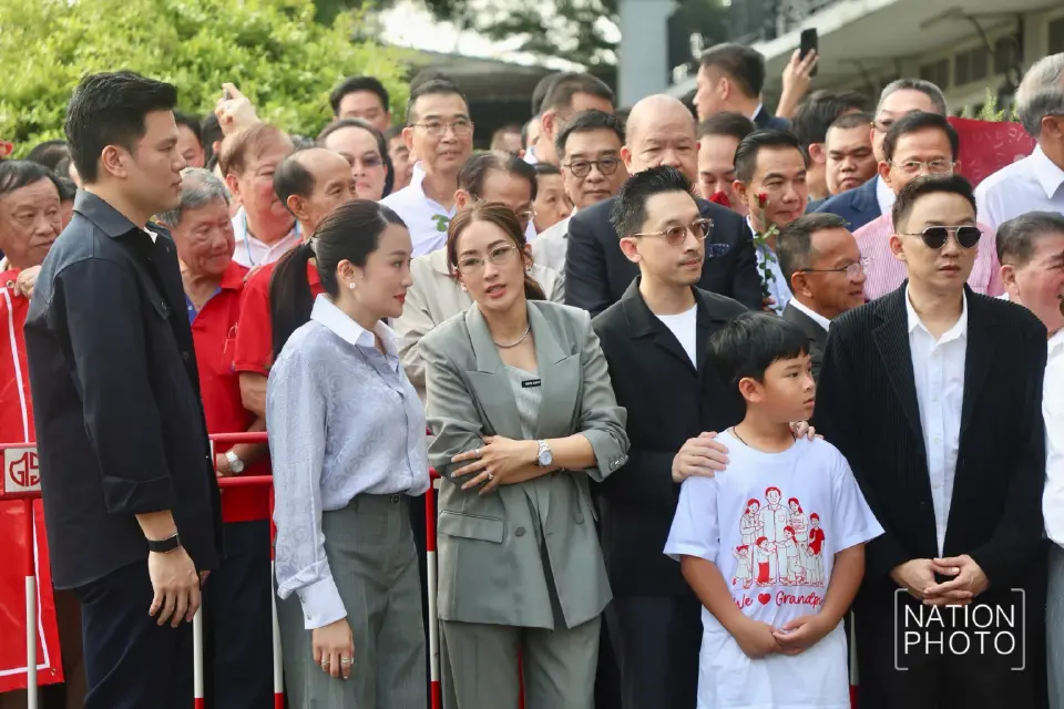 “ทักษิณ” พ้นเรือนจำกลางคลองเปรม ครอบครัว-เพื่อไทยรอต้อนรับ