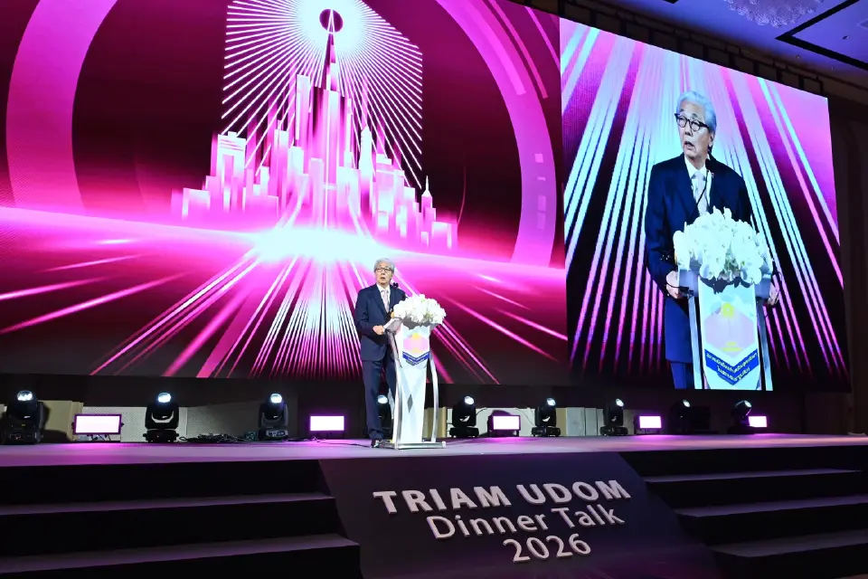 ดร.สมคิด จาตุศรีพิทักษ์ อดีตรองนายกรัฐมนตรี กล่าวปาฐกถาพิเศษในงาน "Triam Udom Dinner Talk 2026 เตรียมอุดมฯ คิด: เศรษฐกิจพ้นภัย" ซึ่งจัดโดยสมาคมนักเรียนเก่าเตรียมอุดมศึกษา