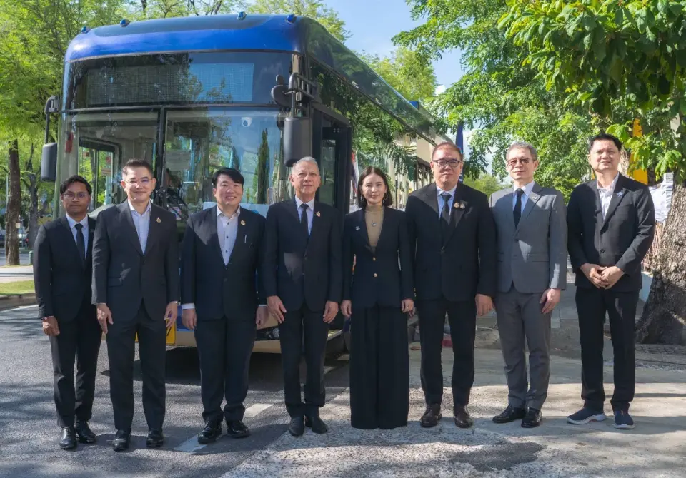นายพิพัฒน์ รัชกิจการ รองนายกรัฐมนตรีและรัฐมนตรีว่าการกระทรวงคมนาคม นำทีมผู้บริหารร่วมทดสอบการชำระค่าโดยสารรถไทยสมายล์บัส ผ่านบัตรสวัสดิการแห่งรัฐ