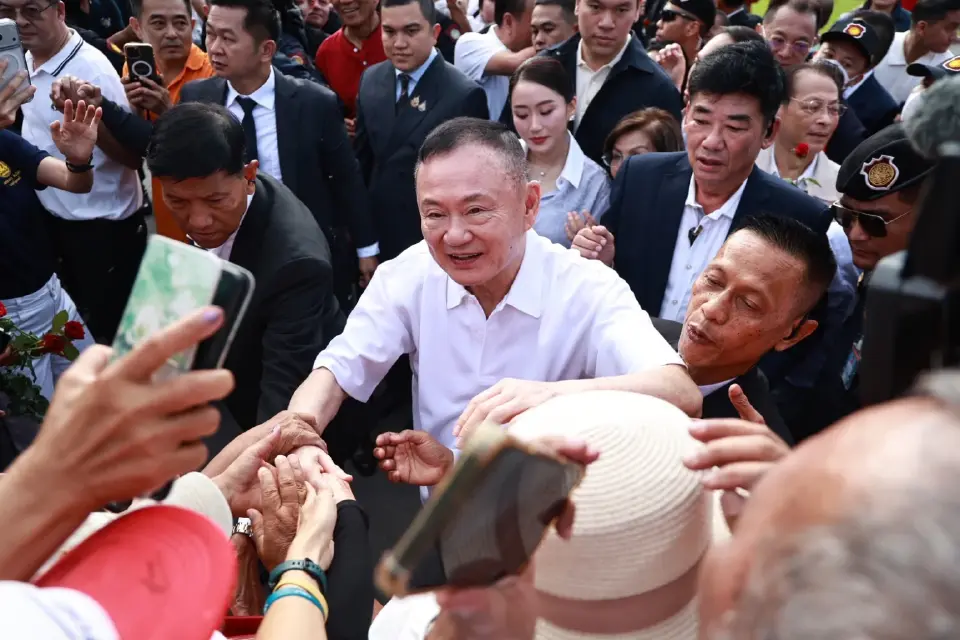 “ทักษิณ” พ้นเรือนจำกลางคลองเปรม ครอบครัว-เพื่อไทยรอต้อนรับ
