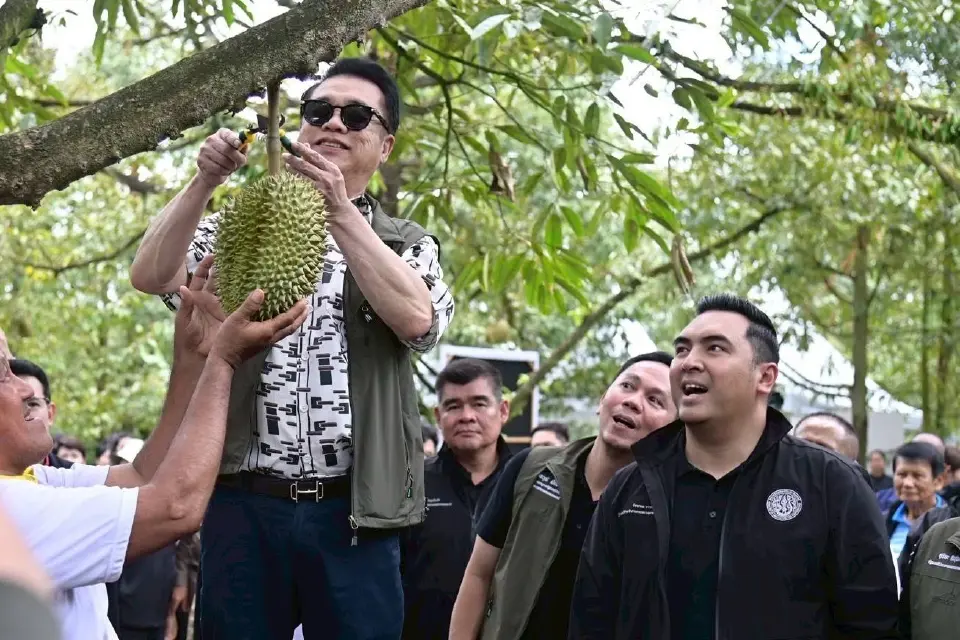 สุริยะ  จึงรุ่งเรืองกิจ รมว.เกษตรและสหกรณ์ โชว์ตัดทุเรียนจากสวนเกษตรกร