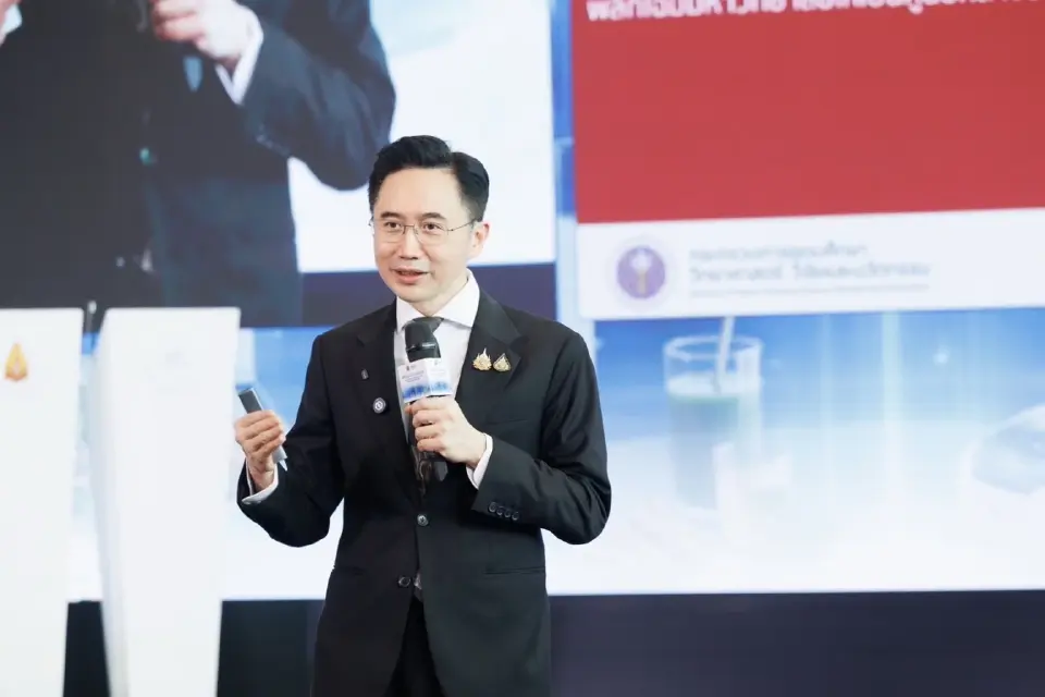 ศาสตราจารย์ ดร.ยศชนัน วงศ์สวัสดิ์ รองนายกรัฐมนตรี และรัฐมนตรีว่าการกระทรวงการอุดมศึกษา วิทยาศาสตร์ วิจัยและนวัตกรรม (อว.)